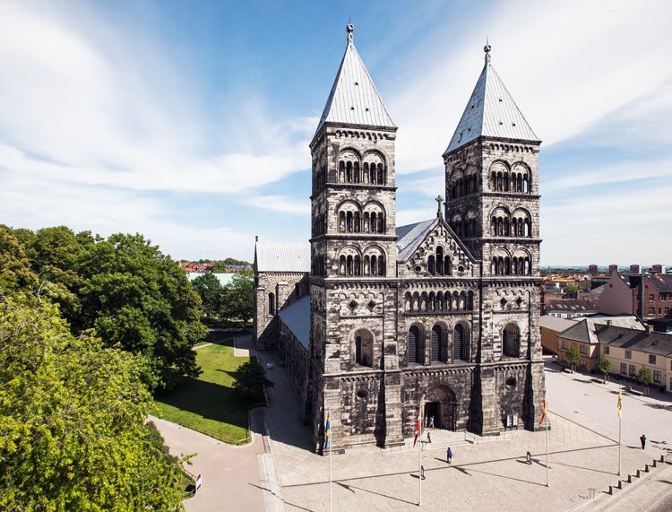 Lunds domkyrka med sina två torn och torget framför