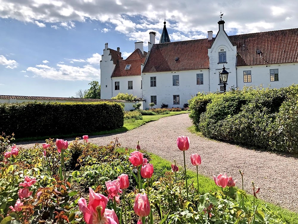 Blommande tulpaner och grusgångar i parken framför Bosjökloster
