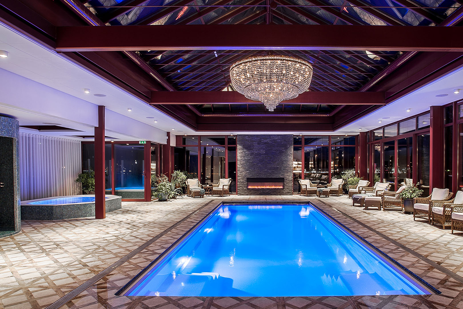 Pool och sittplatser under en kristallkrona på Höörs Gästis spa